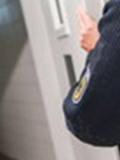 Auf der Wache der Bundespolizei schlug der Mann den Angaben zufolge einen Beamten und beleidigte weitere Einsatzkräfte fortwährend. (Symbolbild)