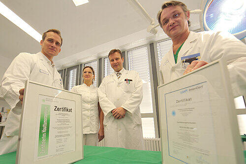 Oberarzt Dirk Debus, Pflege-Leiterin Hannelore Erb, Chefarzt Prof. Erwin Schultz und Leitender Oberarzt Alex Mechlin (v. li.).