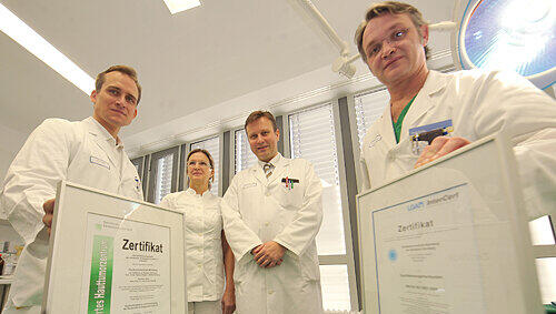 Oberarzt Dirk Debus, Pflege-Leiterin Hannelore Erb, Chefarzt Prof. Erwin Schultz und Leitender Oberarzt Alex Mechlin (v. li.). Oberarzt Dirk Debus, Pflege-Leiterin Hannelore Erb, Chefarzt Prof. Erwin Schultz und Leitender Oberarzt Alex Mechlin (v. li.).