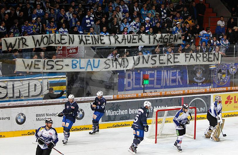 Die Fans protestierten beim Straubing-Spiel gegen die Trikots ihrer eigenen Mannschaft.
