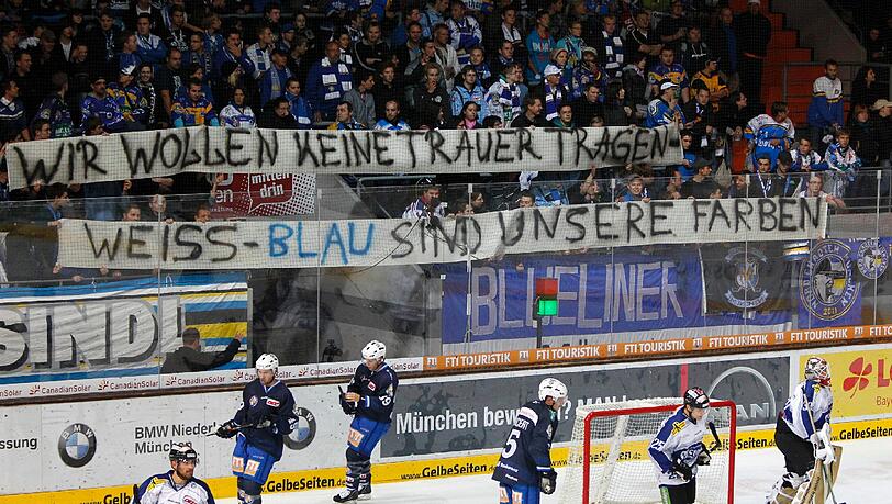 Die Fans protestierten beim Straubing-Spiel gegen die Trikots ihrer eigenen Mannschaft. Die Fans protestierten beim Straubing-Spiel gegen die Trikots ihrer eigenen Mannschaft.