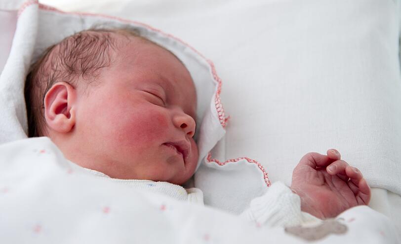 Die kleine Romy Lene schläft am Mittwoch in der Frauenklinik am Klinikum rechts der Isar in München in ihrem Bettchen.