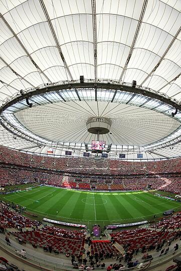 Endlich geht's los! Die EM wird in Warschau eröffnet. Hübsche Fans, skurrile Verkleidungen und die Eröffnungsfeierlichkeiten - hier gibt's die Bilder