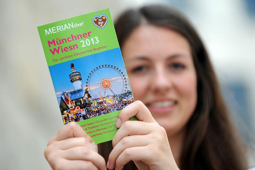 Stefanie zeigt den neuen Münchner Wiesn-Führer 2013. Das Oktoberfest-Buch gibt es zum ersten Mal.