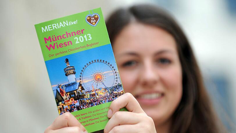Stefanie zeigt den neuen Münchner Wiesn-Führer 2013. Das Oktoberfest-Buch gibt es zum ersten Mal. Stefanie zeigt den neuen Münchner Wiesn-Führer 2013. Das Oktoberfest-Buch gibt es zum ersten Mal.