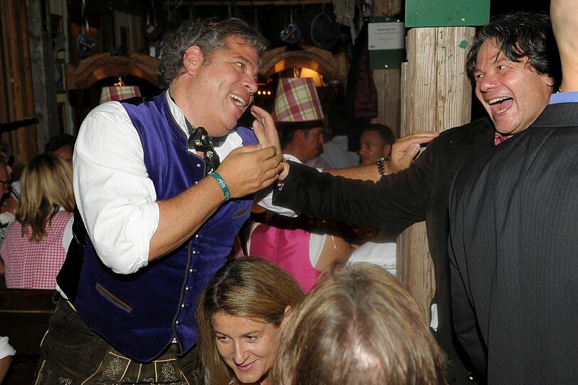 Samstagabend im Käferzelt: Peter Thomas Friedl begrüßt Michael Käfer.