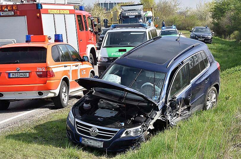 Bilder vom schweren Verkehrsunfall in Aschheim. Die Feuerwehr musste das Dach eines Autos entfernen, um den Fahrer zu befreien. Der andere Wagen hat durch die Wucht der Kollision ein Vorderrad verloren.