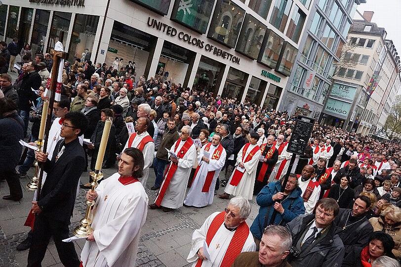 Rund 3000 Menschen kamen am Freitagvormittag zur Karfreitagsprozession in die Innenstadt.