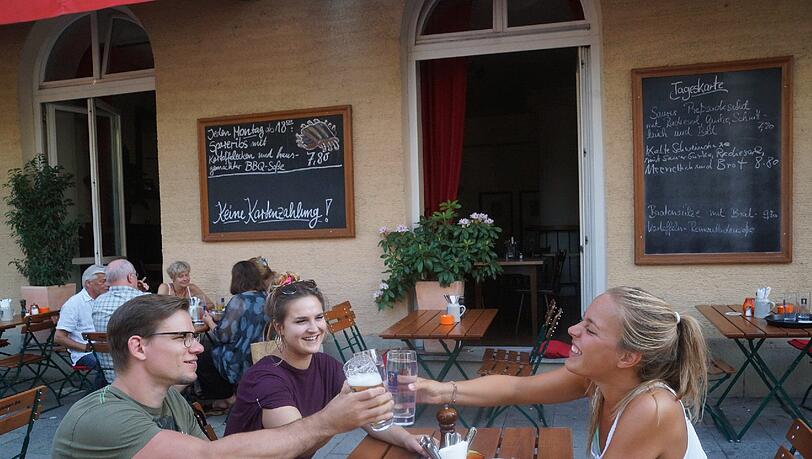 Prost zum Feierabend: Der Biergarten des Rumpler ist die richtige Adresse für alle Freunde der bayerischen Gemütlichkeit. Prost zum Feierabend: Der Biergarten des Rumpler ist die richtige Adresse für alle Freunde der bayerischen Gemütlichkeit.