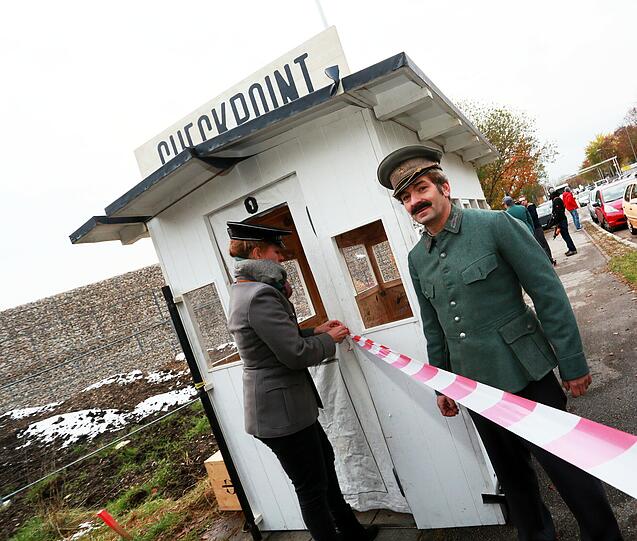Bilder von der Satireaktion "Checkpoint Ali"