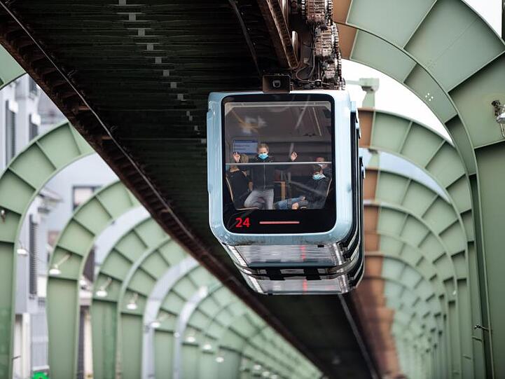 Das Wahrzeichen der Stadt Wuppertal, die Schwebebahn fährt über der Kaiserstraße in Vohwinkel entlang.