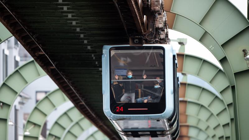 Das Wahrzeichen der Stadt Wuppertal, die Schwebebahn fährt über der Kaiserstraße in Vohwinkel entlang. Das Wahrzeichen der Stadt Wuppertal, die Schwebebahn fährt über der Kaiserstraße in Vohwinkel entlang.