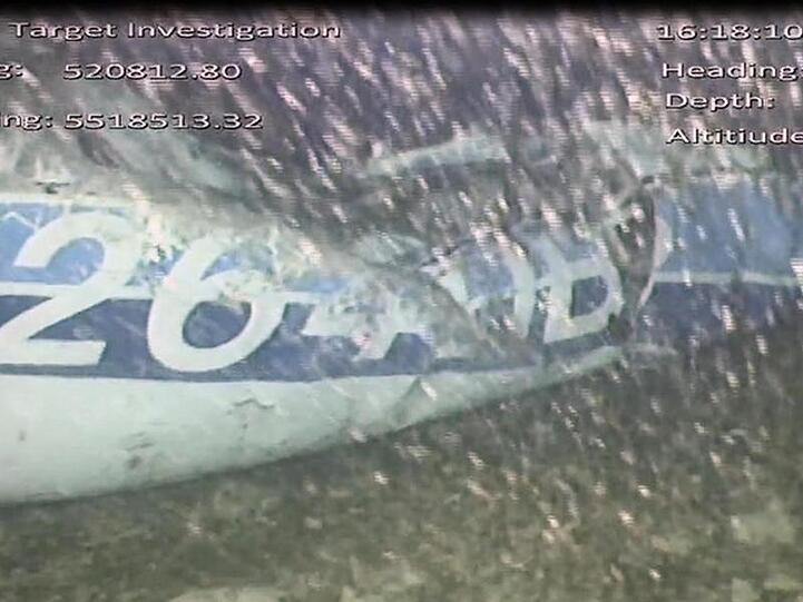 Ein von den Behörden zur Verfügung gestelltes Foto mit einem Flugzeugteil auf dem Meeresgrund.