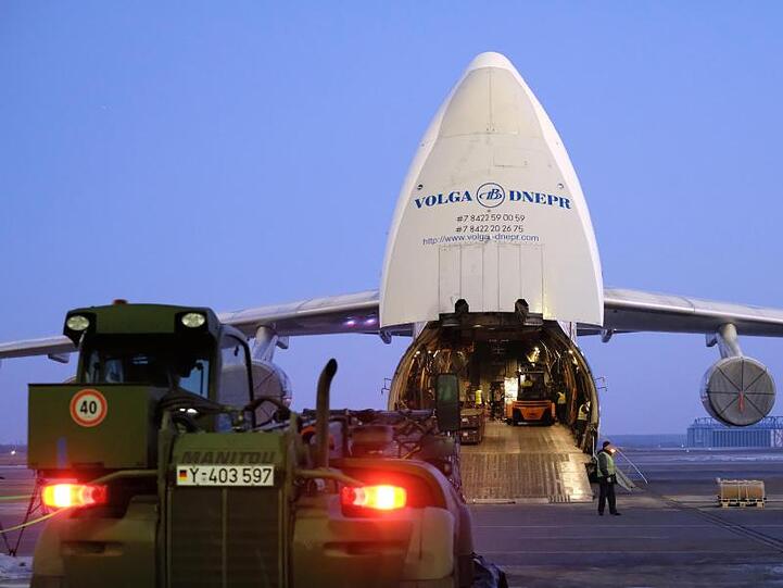 Verladung in Leipzig: Bundeswehr-Ausrüstung wird an Bord des riesigen Frachtflugzeugs Antonow AN 124 gebracht.