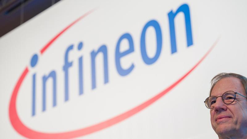 Reinhard Ploss, Vorstandsvorsitzender, steht vor dem Logo von Infineon. Foto: Peter Kneffel/dpa/Archivbild