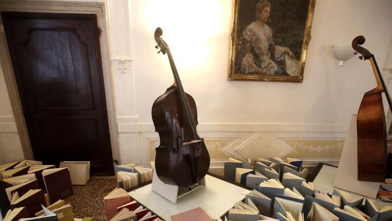 Musikinstrumente stehen im Konservatorium der Stadt Venedig auf einer aus Musikbüchern gebauten Empore, um vor Wasser geschützt zu werden. Musikinstrumente stehen im Konservatorium der Stadt Venedig auf einer aus Musikbüchern gebauten Empore, um vor Wasser geschützt zu werden.