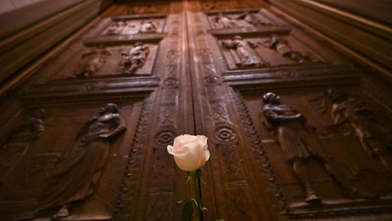 Eine Rose steckt in der Tür des Obersten Gericht der USA, in Gedenken an die Richterin Ruth Bader Ginsburg. Die amerikanische Justiz-Ikone ist nun im Alter von 87 Jahren gestorben.