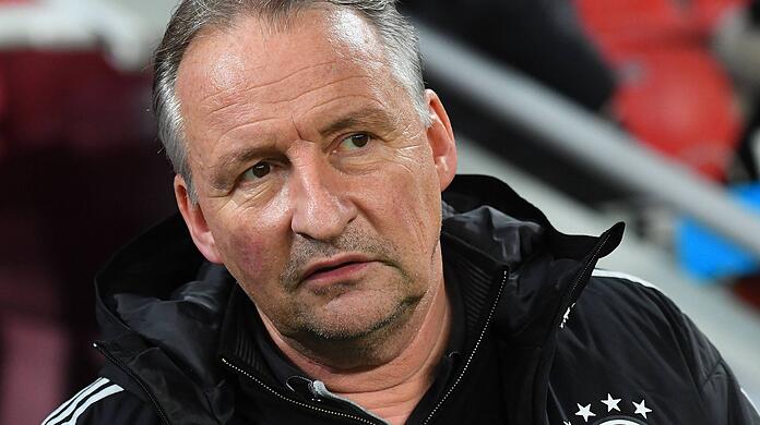 "Am Ende ist der Schiedsrichter verantwortlich", sagt Schiri-Experte Lutz Wagner über Bayerns Wechselfehler in Freiburg. (Archivbild)