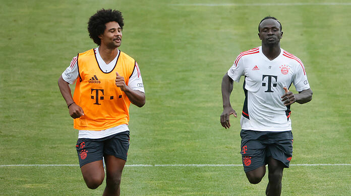 Serge Gnabry (l.) und Sadio Mané im Bayern-Training.