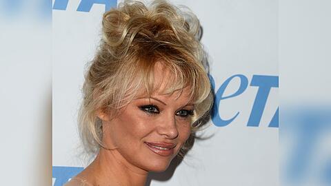 Der Pammy Updo: Pamela Andersons ikonische Lieblingsfrisur aus den Neunzigern ist zurück.