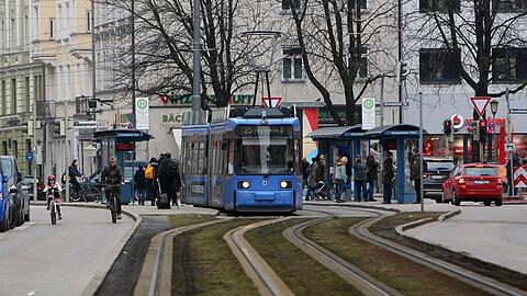 Die Tram 25 verkehrt während der Baumaßnahmen nur im Abschnitt Grünwald bzw. Großhesseloher Brücke – Ostfriedhof und wendet am St.-Martins-Platz. (Archivbild)
