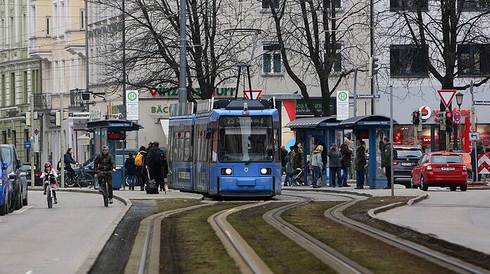 Die Tram 25 verkehrt während der Baumaßnahmen nur im Abschnitt Grünwald bzw. Großhesseloher Brücke – Ostfriedhof und wendet am St.-Martins-Platz. (Archivbild)