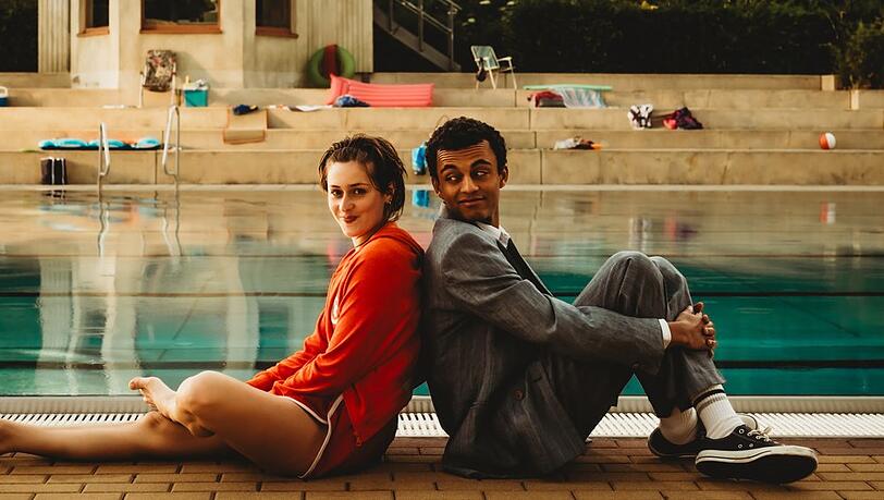 "Für immer Freibad": Simon (Tyrell Otoo, r.) folgt brav den Zukunftsplänen seines Vaters, bis er sich im Freibad in Rettungsschwimmerin Mira (Anouk Elias, l.) verliebt.