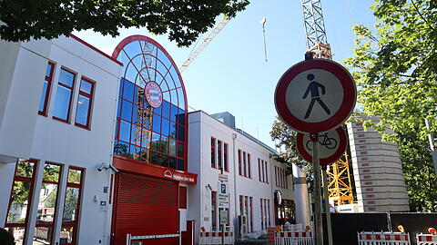 Vorsicht Baustelle! Das Vereinsgebäude des FC Bayern an der Säbener Straße wird derzeit umgebaut. Vorsicht Baustelle! Das Vereinsgebäude des FC Bayern an der Säbener Straße wird derzeit umgebaut.
