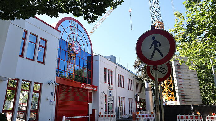 Vorsicht Baustelle! Das Vereinsgebäude des FC Bayern an der Säbener Straße wird derzeit umgebaut. Vorsicht Baustelle! Das Vereinsgebäude des FC Bayern an der Säbener Straße wird derzeit umgebaut.