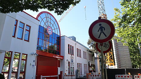 Vorsicht Baustelle! Das Vereinsgeb&auml;ude des FC Bayern an der S&auml;bener Stra&szlig;e wird derzeit umgebaut.