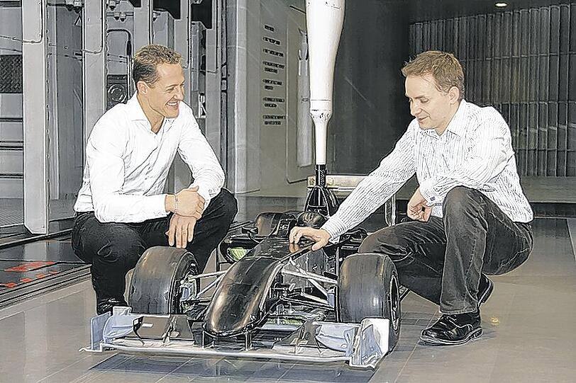 Wie ein Kinderspielzeug: Schumi und ein Ingenieur vor einem Modell für den Windkanal. Fotos: ho