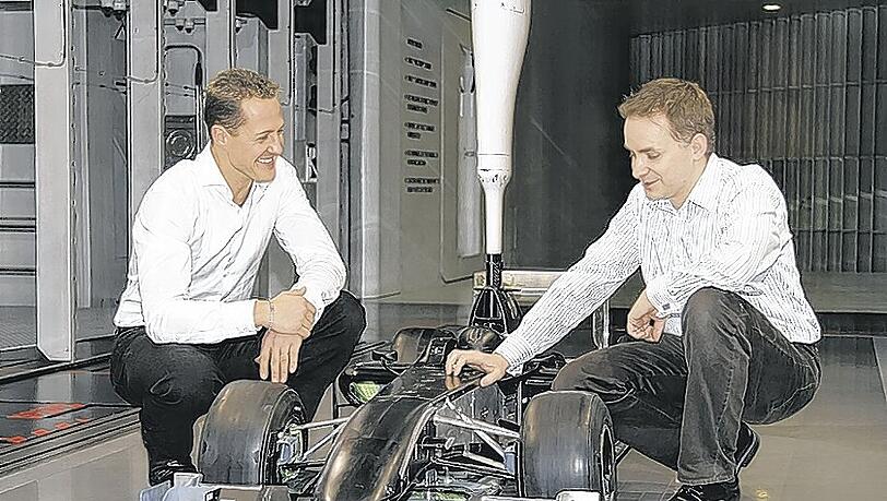 Wie ein Kinderspielzeug: Schumi und ein Ingenieur vor einem Modell für den Windkanal. Fotos: ho Wie ein Kinderspielzeug: Schumi und ein Ingenieur vor einem Modell für den Windkanal. Fotos: ho