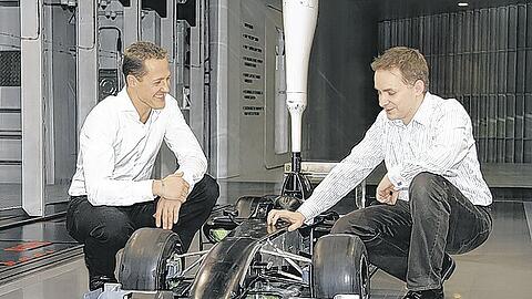 Wie ein Kinderspielzeug: Schumi und ein Ingenieur vor einem Modell für den Windkanal. Fotos: ho