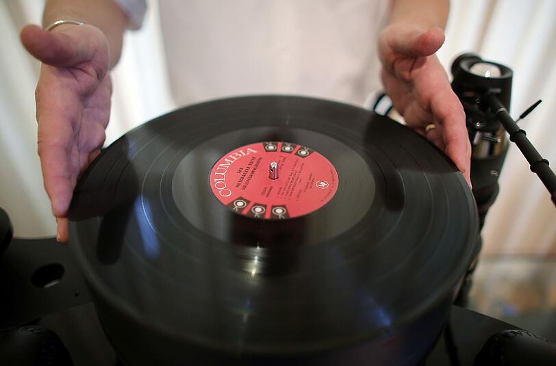 Retro ist dieses Jahr schwer angesagt unter den Weihnachtsbaum. Nähmaschine, Klebepistole und Schallplatten stehen etwa als Geschenke hoch im Trend.