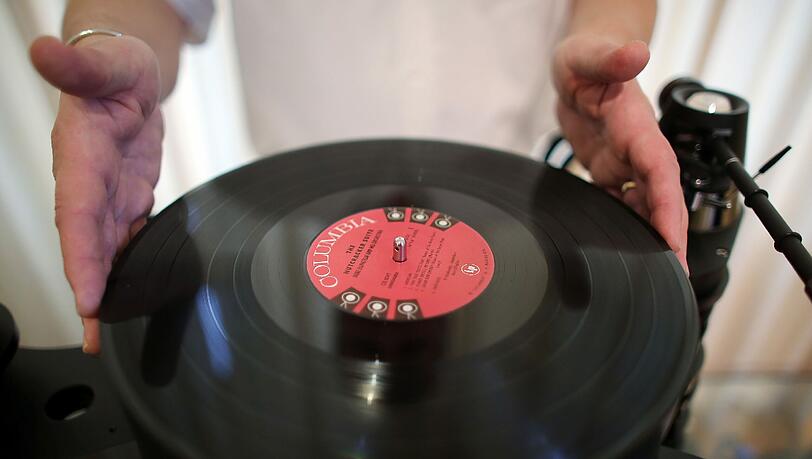 Retro ist dieses Jahr schwer angesagt unter den Weihnachtsbaum. Nähmaschine, Klebepistole und Schallplatten stehen etwa als Geschenke hoch im Trend. Retro ist dieses Jahr schwer angesagt unter den Weihnachtsbaum. Nähmaschine, Klebepistole und Schallplatten stehen etwa als Geschenke hoch im Trend.