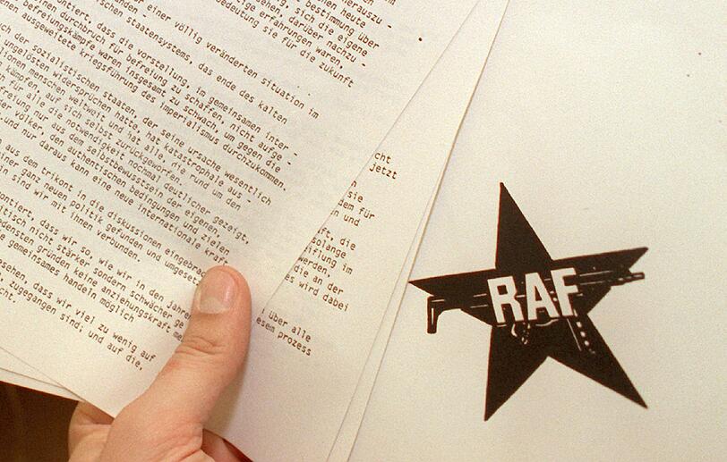 Ein fünfseitiges Schreiben der Rote Armee Fraktion (RAF) traf am 13. April 1992 im Bonner Büro der Nachrichtenagentur AFP in Bonn ein. In ihrem Schreiben räumten die Autoren frühere Fehler ein und kündigten an, daß der "Guerilla-Kampf" in einem "Prozess des Aufbaus" nicht mehr im Mittelpunkt stehen könne. Kernaussage des mit Stern und Maschinengewehr gekennzeichneten Briefes ist der Verzicht auf Mordanschläge gegen führende Repräsentanten aus Staat und Wirtschaft.