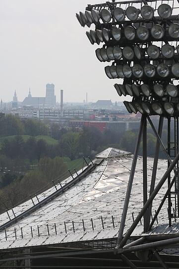 Im Südosten erheben sich die Türme des Doms in den dunstigen Himmel.