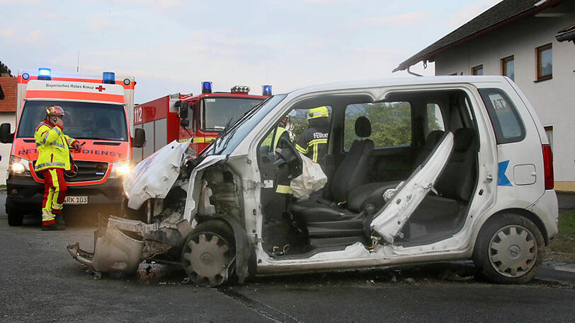 Ein Pizza-Bote ist mit seinem Fahrzeug von der Fahrbahn abgekommen und prallte gegen eine Hausmauer.