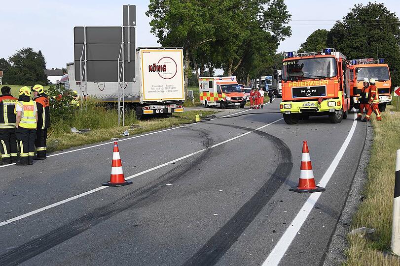 Für Unfallaufnahme und Bergungsarbeiten musste die B12 für mehrere Stunden zwischen Hohenlinden und Forstinning gesperrt werden.