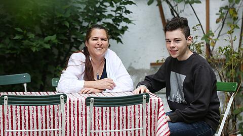 Christine Harttmann, Mutter und Grüne im Bezirksausschuss Au-Haidhausen, mit ihrem Sohn Felix (15).