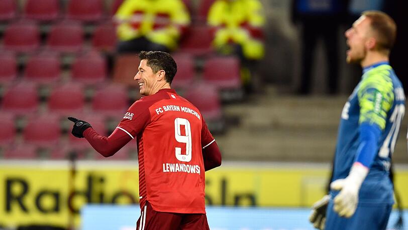 Münchens Robert Lewandowski (l) bejubelt sein Tor zum 0:4 neben Kölns Torhüter Marvin Schwäbe.