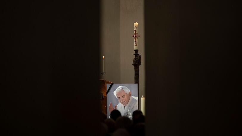Ein Foto des verstorbenen Papstes ist während der Silvestermesse im Münchner Liebfrauendom zu sehen.