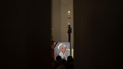 Ein Foto des verstorbenen Papstes ist während der Silvestermesse im Münchner Liebfrauendom zu sehen.
