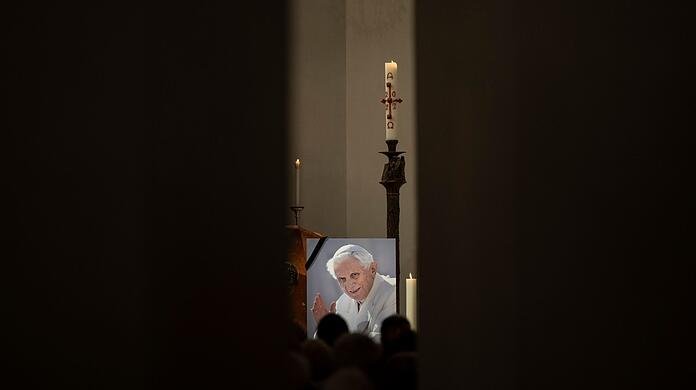 Ein Foto des verstorbenen Papstes ist während der Silvestermesse im Münchner Liebfrauendom zu sehen.