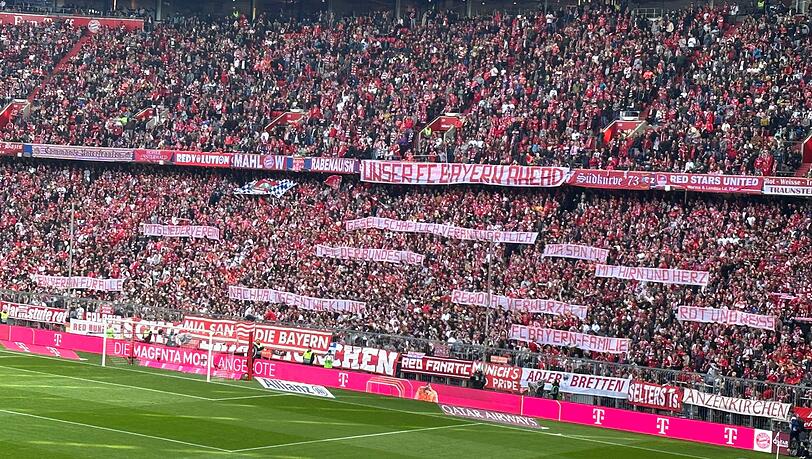 Die Banner in der Bayern-Südkurve kurz vor dem Spiel gegen Hertha BSC.