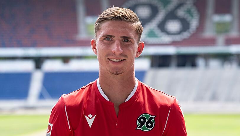 Niklas Tarnat im Trikot von Hannover 96.