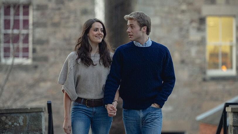 Meg Bellamy als Kate Middleton und Ed McVey als Prinz William in der sechsten Staffel "The Crown".