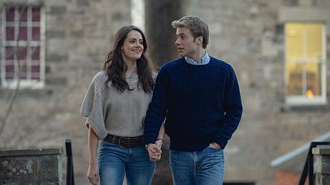 Meg Bellamy als Kate Middleton und Ed McVey als Prinz William in der sechsten Staffel "The Crown".