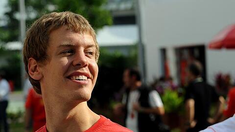 Rotzfrech: Sebastian Vettel überholte kurz vor der letzten Runde Hamilton - und hätte dem beinahe noch die Party vermasselt.