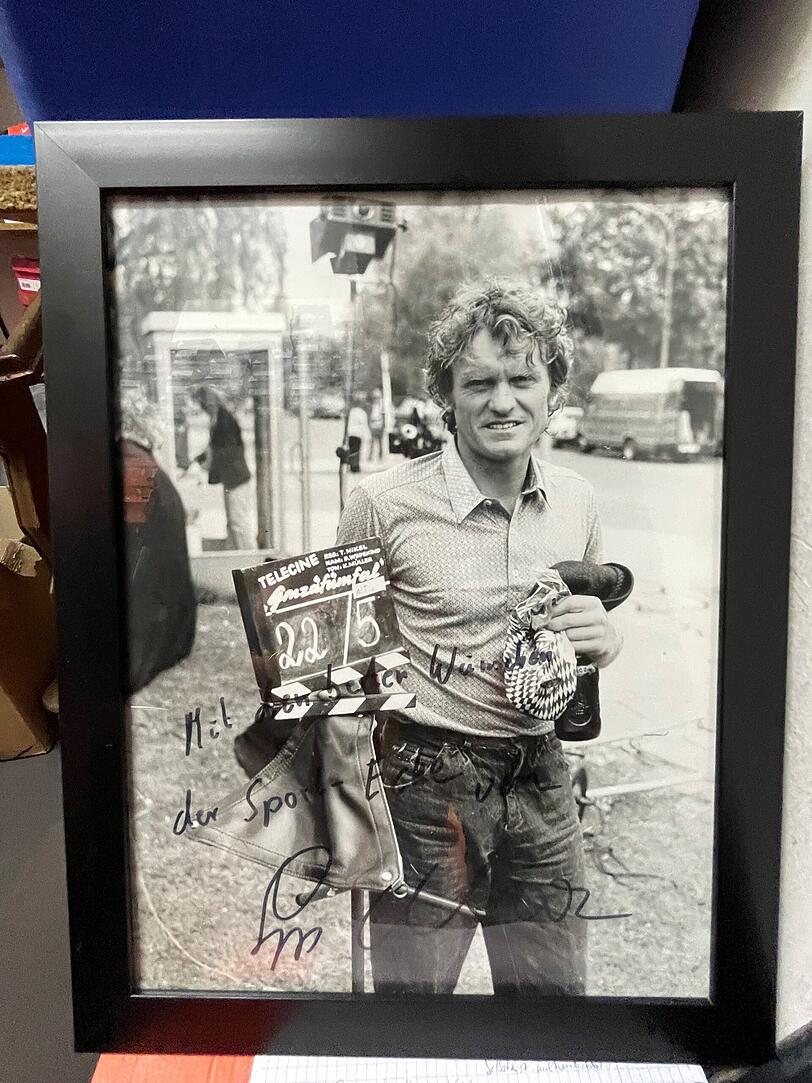 Der deutsche Fußballtorhüter Sepp Maier hat in den 80er-Jahren Sechzger-Fan Berti Biehl ein Foto mit Autogramm geschenkt.